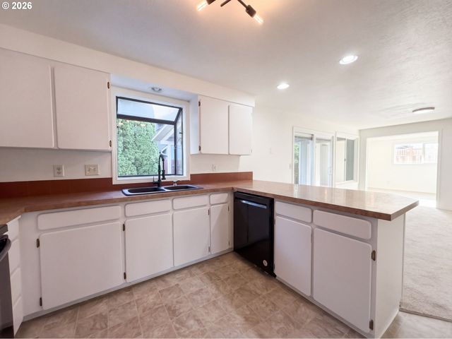 5810 Nw LANDING Dr, Portland, OR 97229