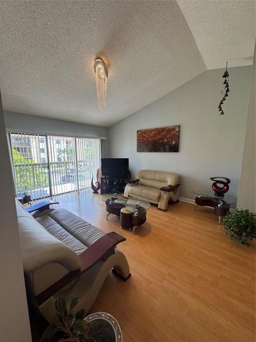 5681 Riverside Dr 203, Pompano Beach, FL 33067