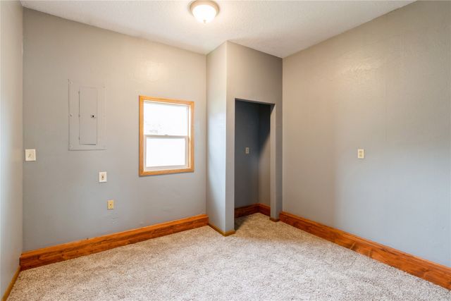 114 S 14th Avenue, Winterset, IA 50273