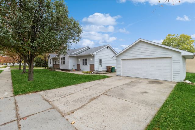 114 S 14th Avenue, Winterset, IA 50273