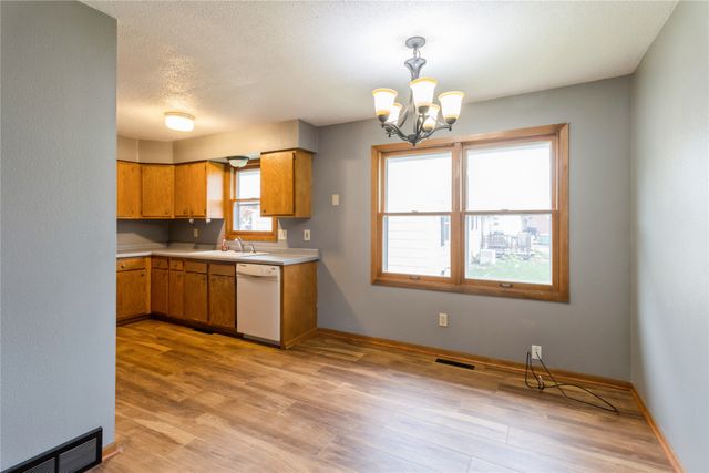 114 S 14th Avenue, Winterset, IA 50273