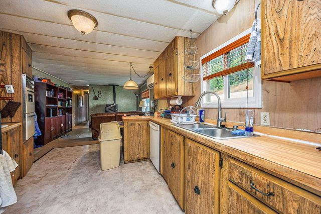1590 Old Highway 99, Grants Pass, OR 97526