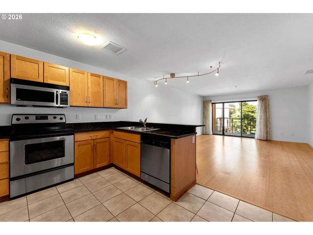 920 Nw NAITO Pkwy J18, Portland, OR 97209
