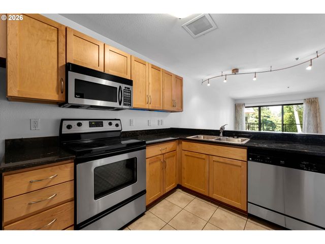 920 Nw NAITO Pkwy J18, Portland, OR 97209