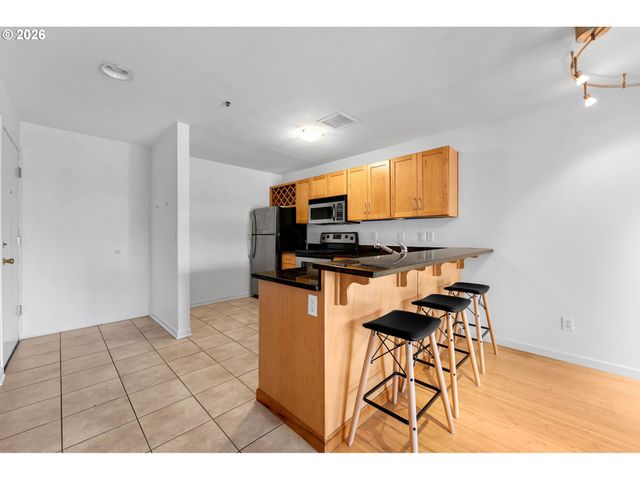 920 Nw NAITO Pkwy J18, Portland, OR 97209