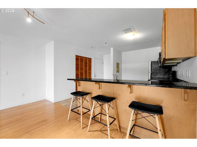 920 Nw NAITO Pkwy J18, Portland, OR 97209