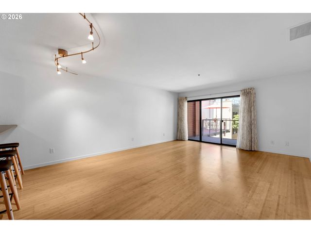 920 Nw NAITO Pkwy J18, Portland, OR 97209