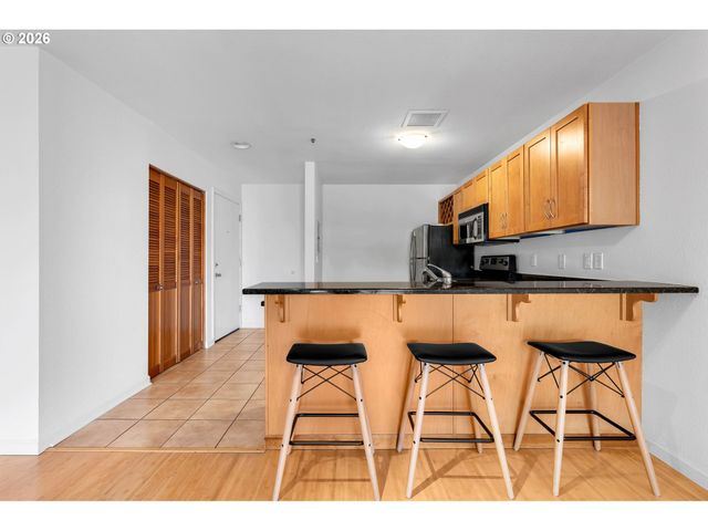 920 Nw NAITO Pkwy J18, Portland, OR 97209