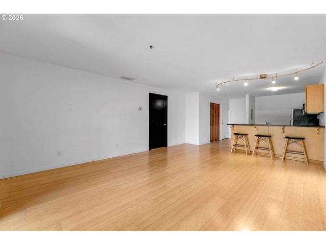 920 Nw NAITO Pkwy J18, Portland, OR 97209