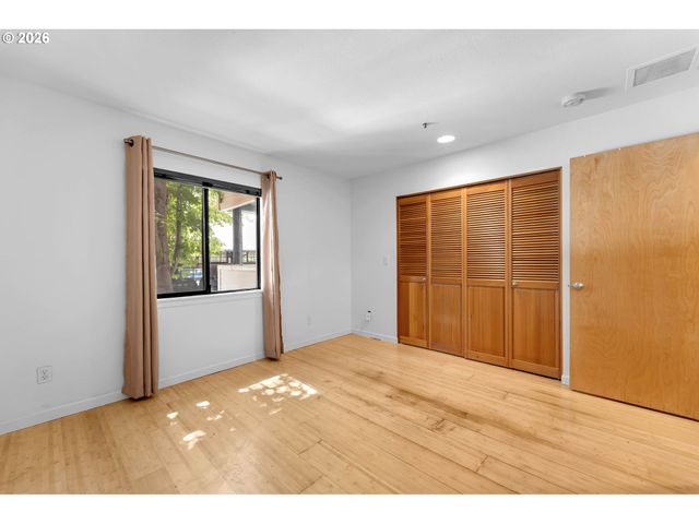 920 Nw NAITO Pkwy J18, Portland, OR 97209