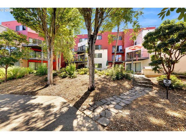 920 Nw NAITO Pkwy J18, Portland, OR 97209