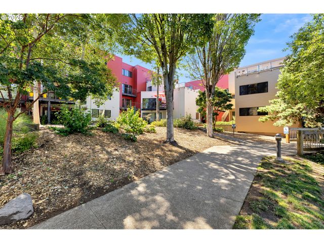 920 Nw NAITO Pkwy J18, Portland, OR 97209