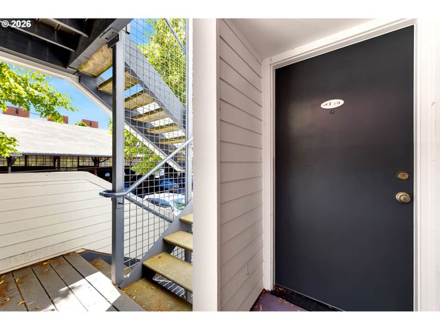 920 Nw NAITO Pkwy J18, Portland, OR 97209