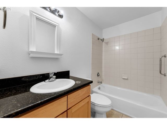 920 Nw NAITO Pkwy J18, Portland, OR 97209