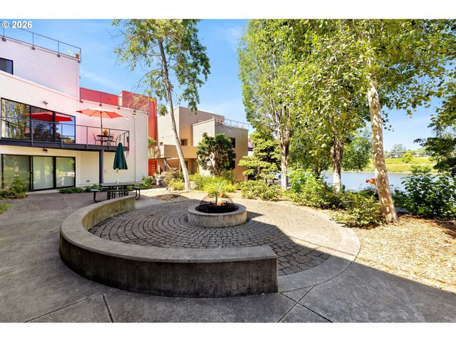 920 Nw NAITO Pkwy J18, Portland, OR 97209