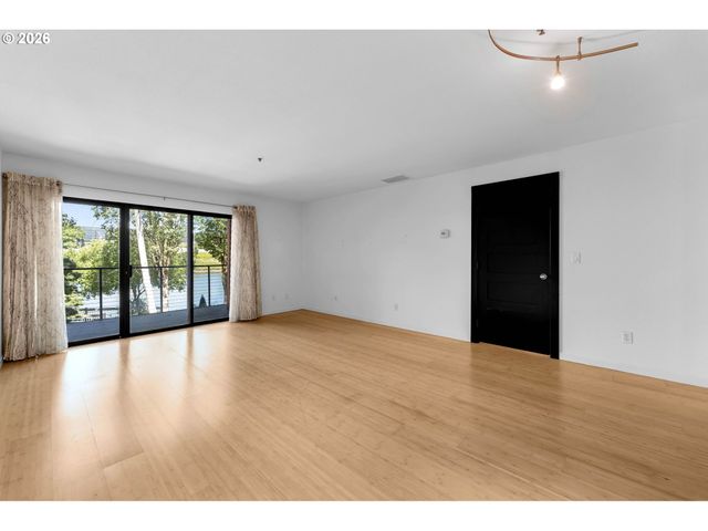 920 Nw NAITO Pkwy J18, Portland, OR 97209