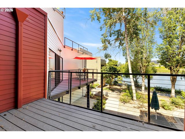 920 Nw NAITO Pkwy J18, Portland, OR 97209