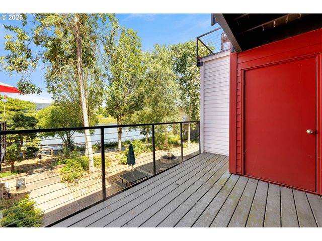 920 Nw NAITO Pkwy J18, Portland, OR 97209