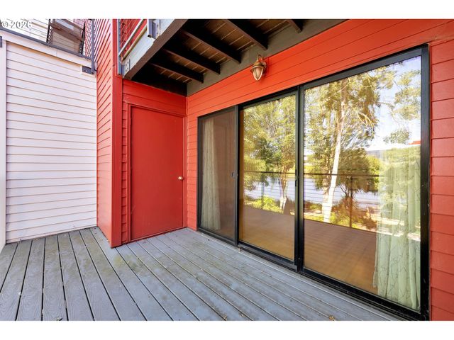 920 Nw NAITO Pkwy J18, Portland, OR 97209