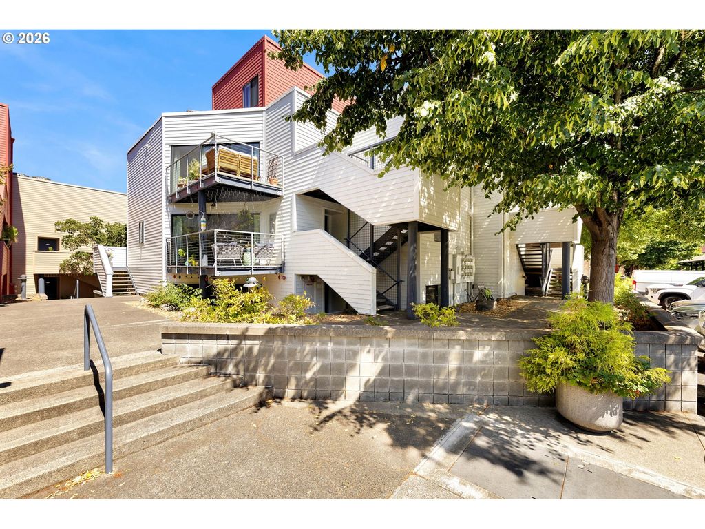 920 Nw NAITO Pkwy J18, Portland, OR 97209