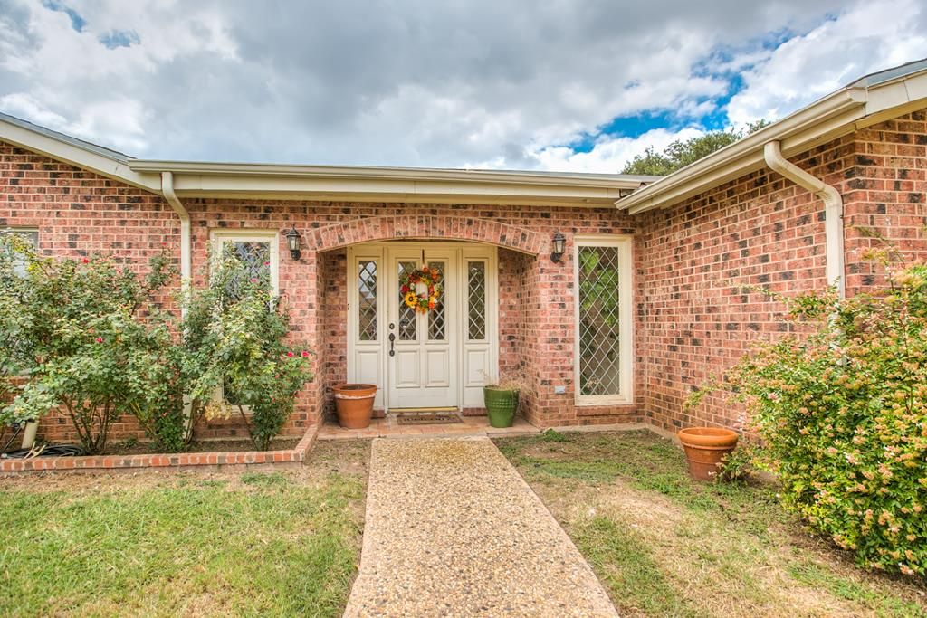 Image 1 of property listing at 1737 Catalina Dr, San Angelo, TX 76901