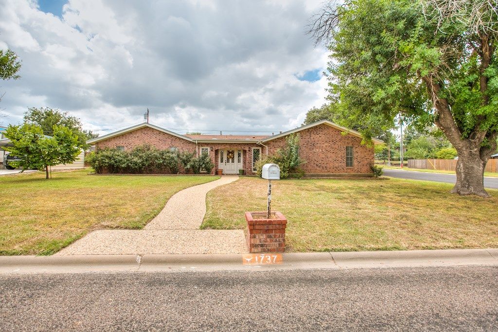 Image 2 of property listing at 1737 Catalina Dr, San Angelo, TX 76901
