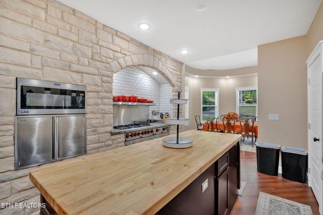 2160 Ranch Rd, Dandridge, TN 37725