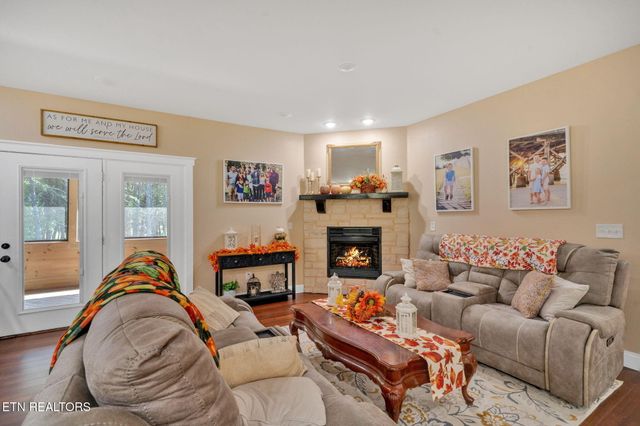 2160 Ranch Rd, Dandridge, TN 37725