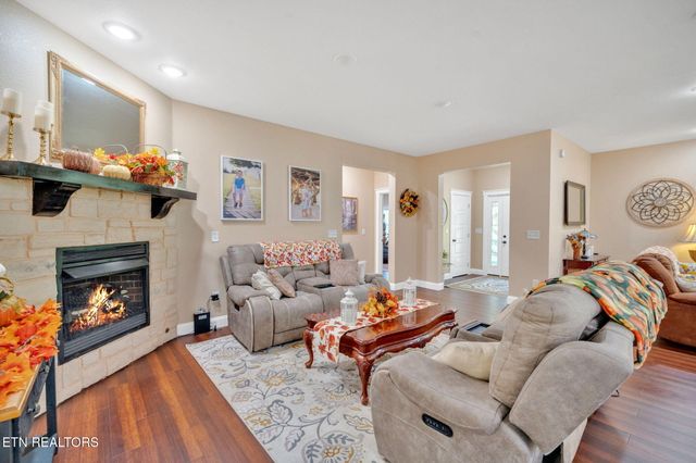 2160 Ranch Rd, Dandridge, TN 37725