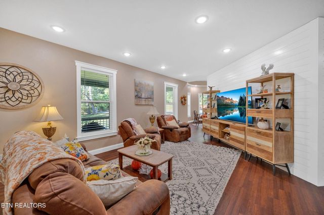 2160 Ranch Rd, Dandridge, TN 37725