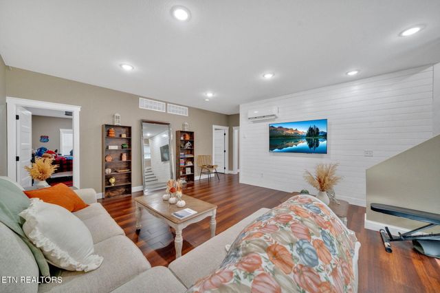 2160 Ranch Rd, Dandridge, TN 37725