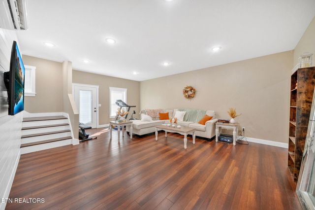 2160 Ranch Rd, Dandridge, TN 37725