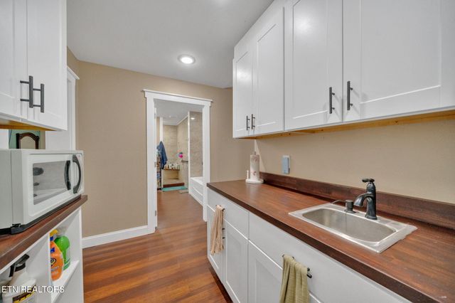 2160 Ranch Rd, Dandridge, TN 37725