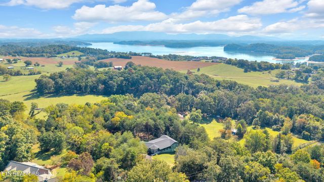 2160 Ranch Rd, Dandridge, TN 37725