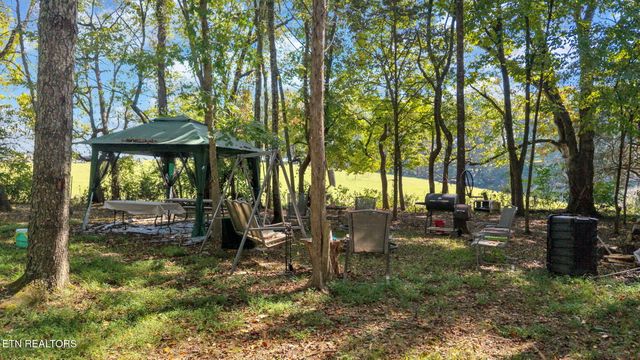 2160 Ranch Rd, Dandridge, TN 37725