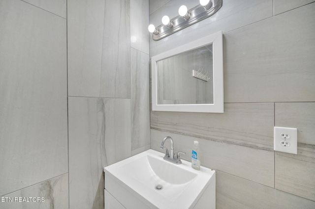 2160 Ranch Rd, Dandridge, TN 37725