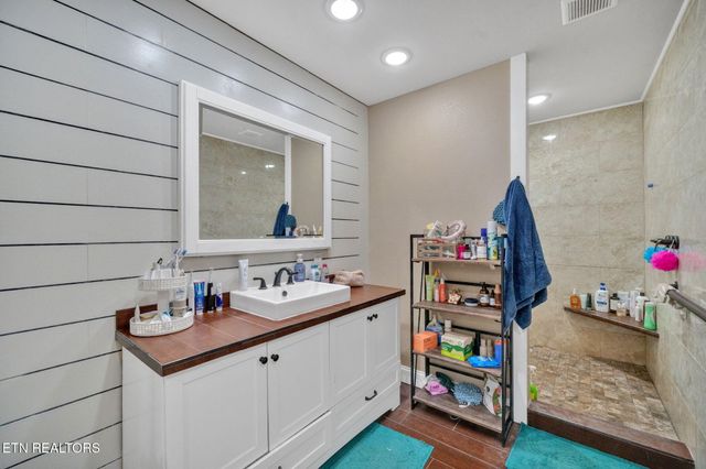 2160 Ranch Rd, Dandridge, TN 37725