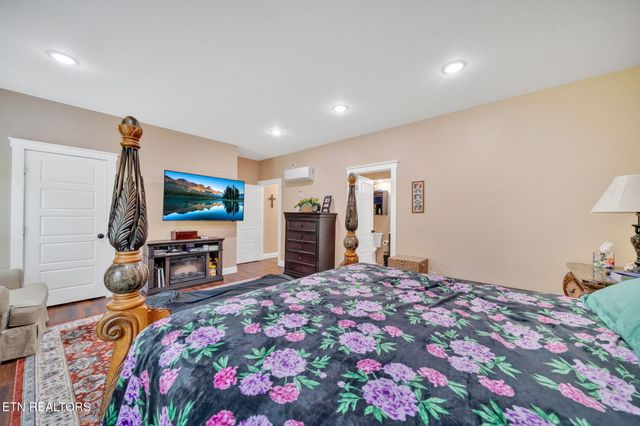 2160 Ranch Rd, Dandridge, TN 37725