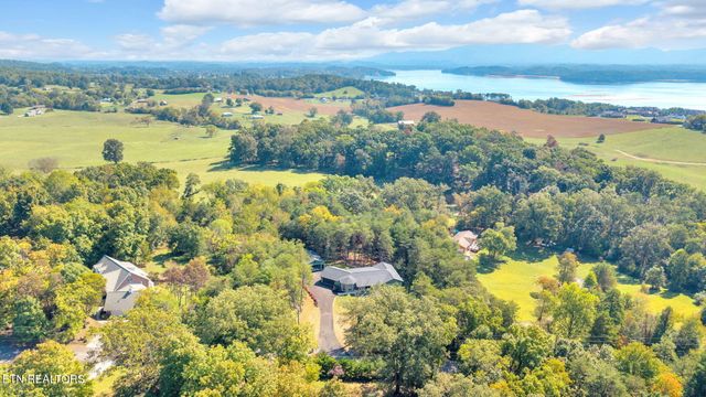 2160 Ranch Rd, Dandridge, TN 37725