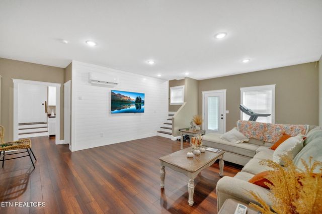 2160 Ranch Rd, Dandridge, TN 37725