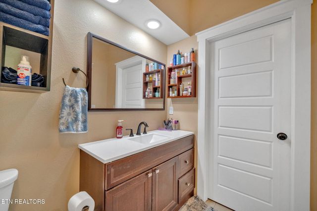 2160 Ranch Rd, Dandridge, TN 37725