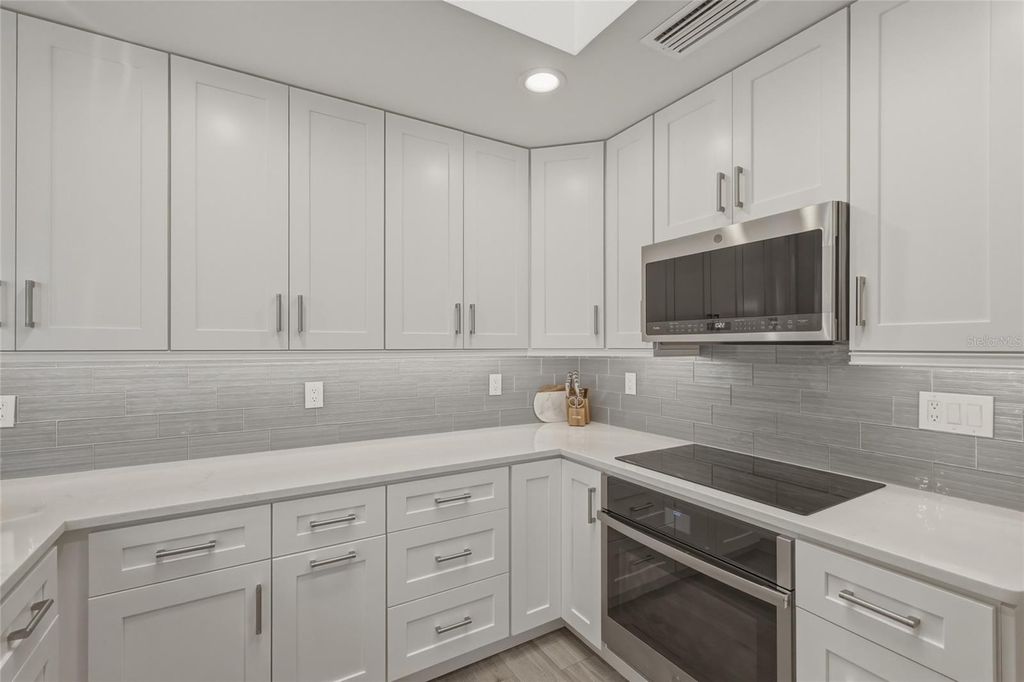 Image 15 of property listing at 1912 HARBOURSIDE DRIVE 604, Longboat Key, FL 34228