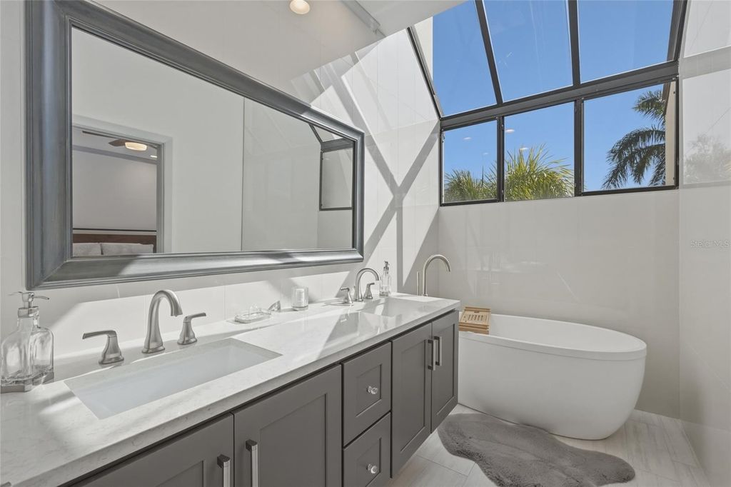 Image 21 of property listing at 1912 HARBOURSIDE DRIVE 604, Longboat Key, FL 34228