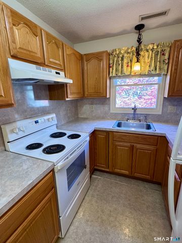 8 Oakridge Drive, Enfield, CT 06082