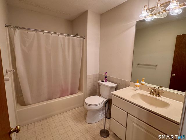 8 Oakridge Drive, Enfield, CT 06082