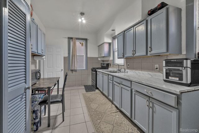 11369 Lumpkin Street, Hamtramck, MI 48212