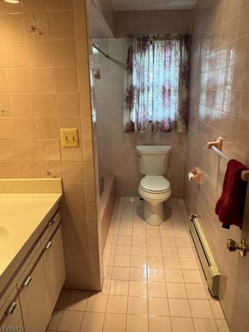 1 Gray Terr, Woodland Park, NJ 07424