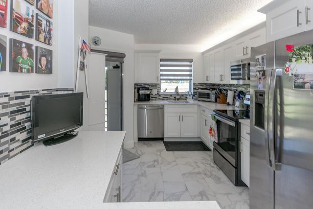 3951 Via Poinciana 214, Lake Worth, FL 33467