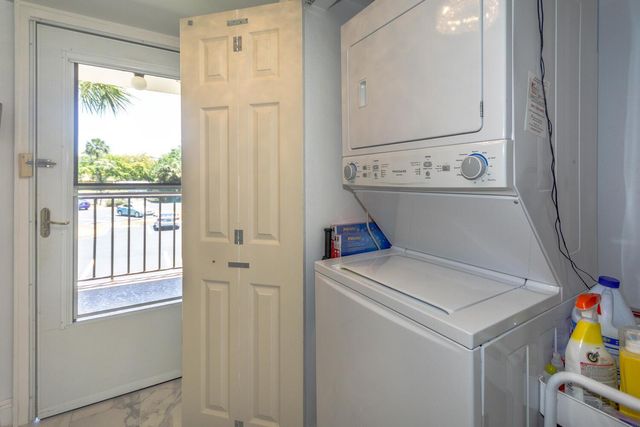 3951 Via Poinciana 214, Lake Worth, FL 33467