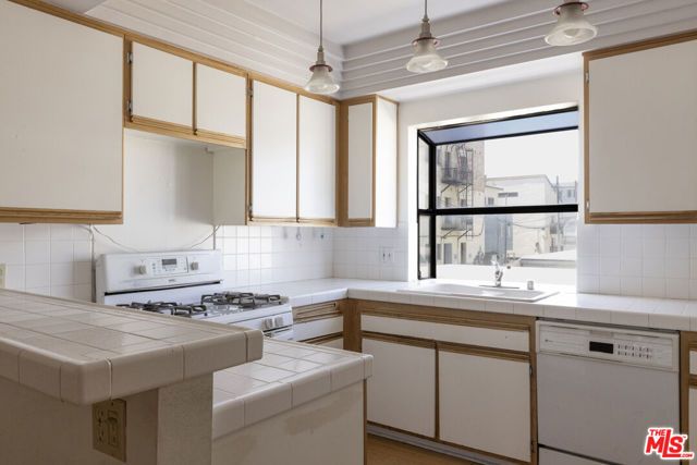 36 Navy Street 9, Los Angeles, CA 90291